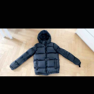  - Hej!  Säljer nu min Dbrand vinterjacka i storlek M Färg: svart Den är i ett fint skick med skön luva till. Möts upp i Örebro eller kan fraktas mot kostnad! Nypris: 1200kr  Mitt pris: 500kr eller bud! 😘 