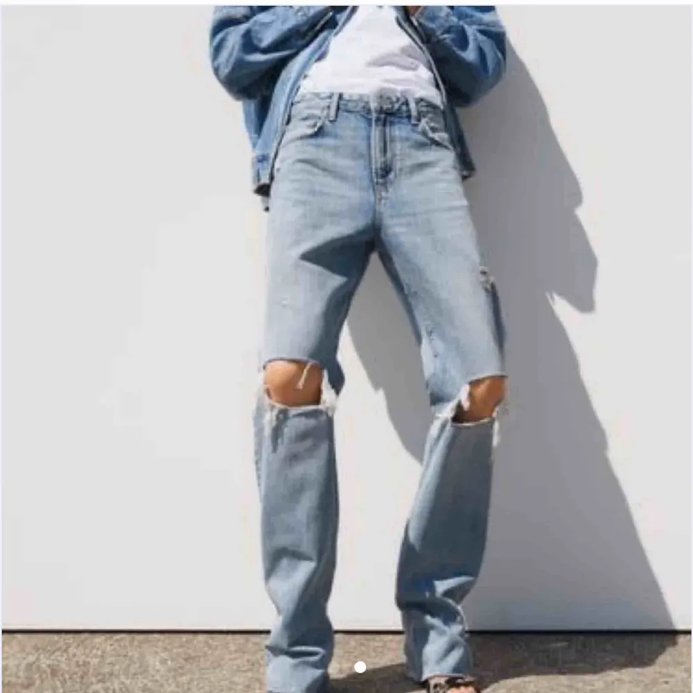 Populära zara jeans Blå raka med hål Slutsålda på hemsidan, kommer ej tillbaka Buda från 300kr💕. Jeans & Byxor.