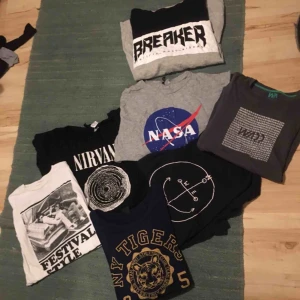  - T-shirt/tröja packet! Allt för ett paket pris 170kr Alla pendlar mellan S till M tröjor och T-shirts. Betalning sker via swish och köpare står för ev frakt 
