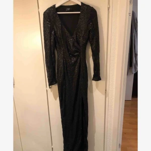  - Super fin lång festklänning med slits & axelvaddar passar perfekt till finare tillfällen tex nyår! Glittrar snyggt 🌟 knappt använd! 