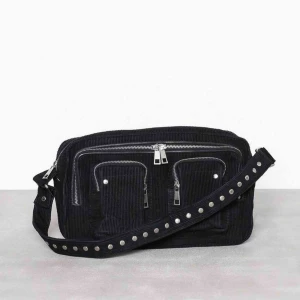  - En jättefin Nunoo väska i Manchester! Den är använd i en säsong så inte nyskick, kan skickas mer bilder om det önskas. Modell ellie, budet börjar på 800kr.