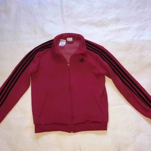 Adidas tjocktröja! - En Adidas kofta för barn! Denna tjocktröja har en härlig rosa färg och har dessutom fickor med dragkedja! Passar perfekt nu till vintern och hösten då man behöver något plagg som värmer en lite extra.