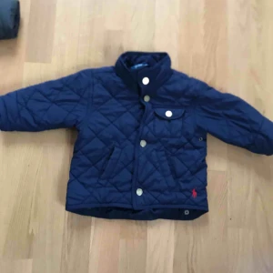  - Vårjacka till pojke strl 12mån Fint skick, hel och ren