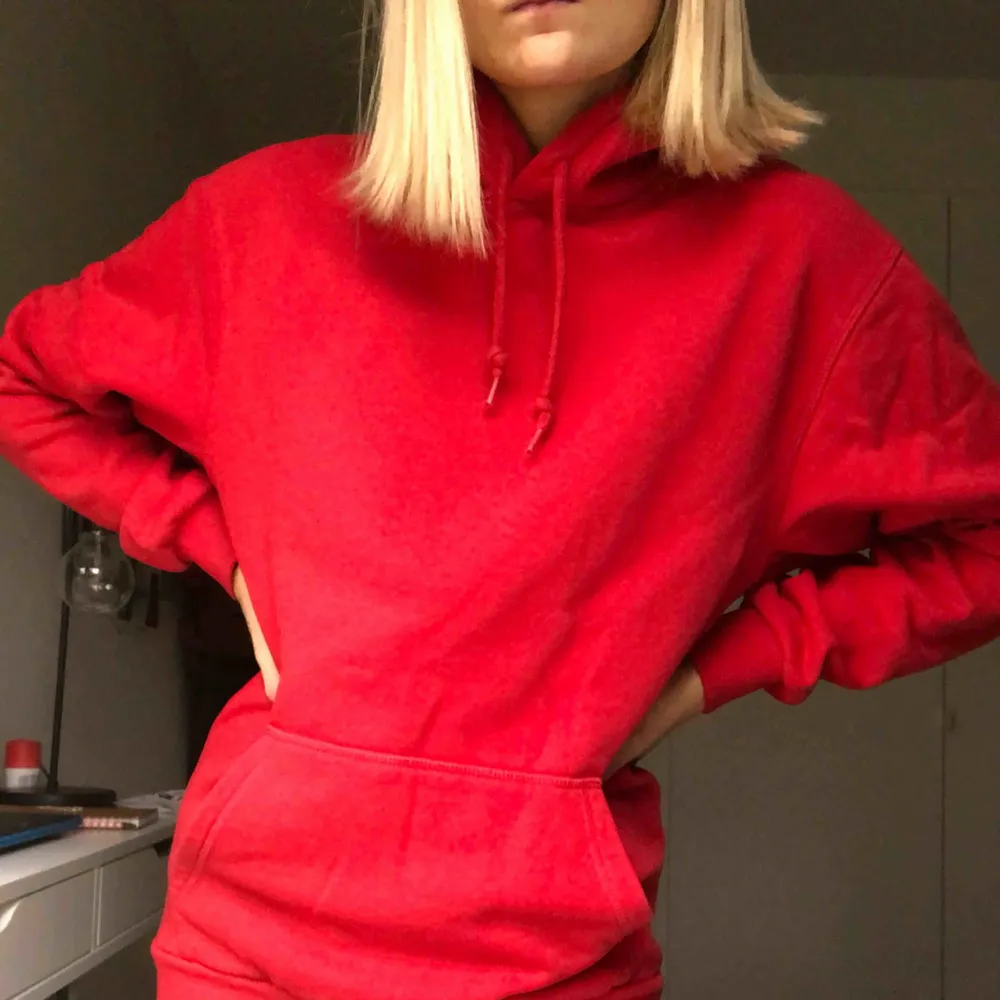 Röd oversize hoodie från hm. Köpt på herravdelningen. Jätteskön och bra kvalité. Hör av er vi frågor, köparen står för frakten:). Hoodies.