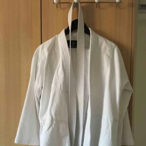  - Budo/aikidodräkt. I princip ny. Skjorta, byxor, bälte.