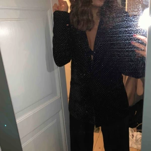  - Glitterkavaj från NAKD, aldrig använd 