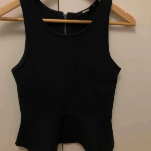 Topp - Jätte fin topp från bik bok, storlek S med snygg silvrig dragkedja bak. Bra skick nästan inte använd. 