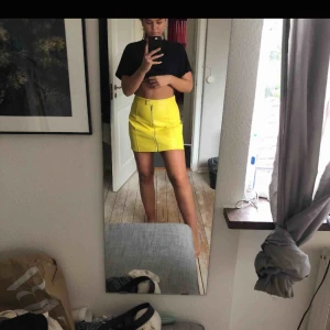  - Tuff gul kjol från Zara! Köpt här på plick men liiite för stor för mig som vanligtvis har XS(bilderna är från första ägaren). Helt i nyskick och ser otroligt cool ut:) Köparen står för frakt, annars möts jag upp i Stockholm<3 