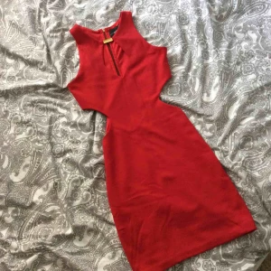  - Oanvänd klänning 