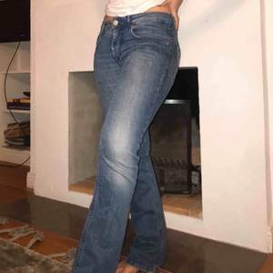 Gulliga bootcut jeans från H&M med fjärilar på bakfickorna! 🦋 Älskar dessa jeans då fickorna verkligen ger en extra detalj och man känner sig så fin i dom!💖 Säljer då dom är för små för mig :(