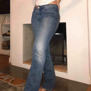  - Gulliga bootcut jeans från H&M med fjärilar på bakfickorna! 🦋 Älskar dessa jeans då fickorna verkligen ger en extra detalj och man känner sig så fin i dom!💖 Säljer då dom är för små för mig :(