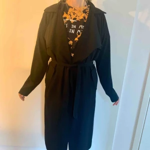  - Lång tunn ”kappa” från bikbok, väldigt populär, knappt använd, knytning i midjan, super fin att ha till fest och vardags inomhus men även utomhus till våren och varma höstdagar om man vill det!:) frakt tillkommer!