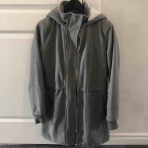 - Fin vinterjacka i grått med luva. Jackan har ”ull” foder så du kommer inte frysa! Den är i gott skick och är köpt på New Yorker. Orginalpriset är 450kr men säljer den för 100kr då den inte får plats i garderoben och vill därför bli av med den snabbt🌟