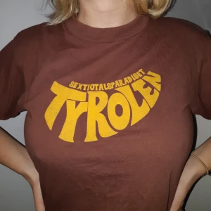  - Brun och gul Tyrolen i blädinge t-shirt 🌱🦕🌠 