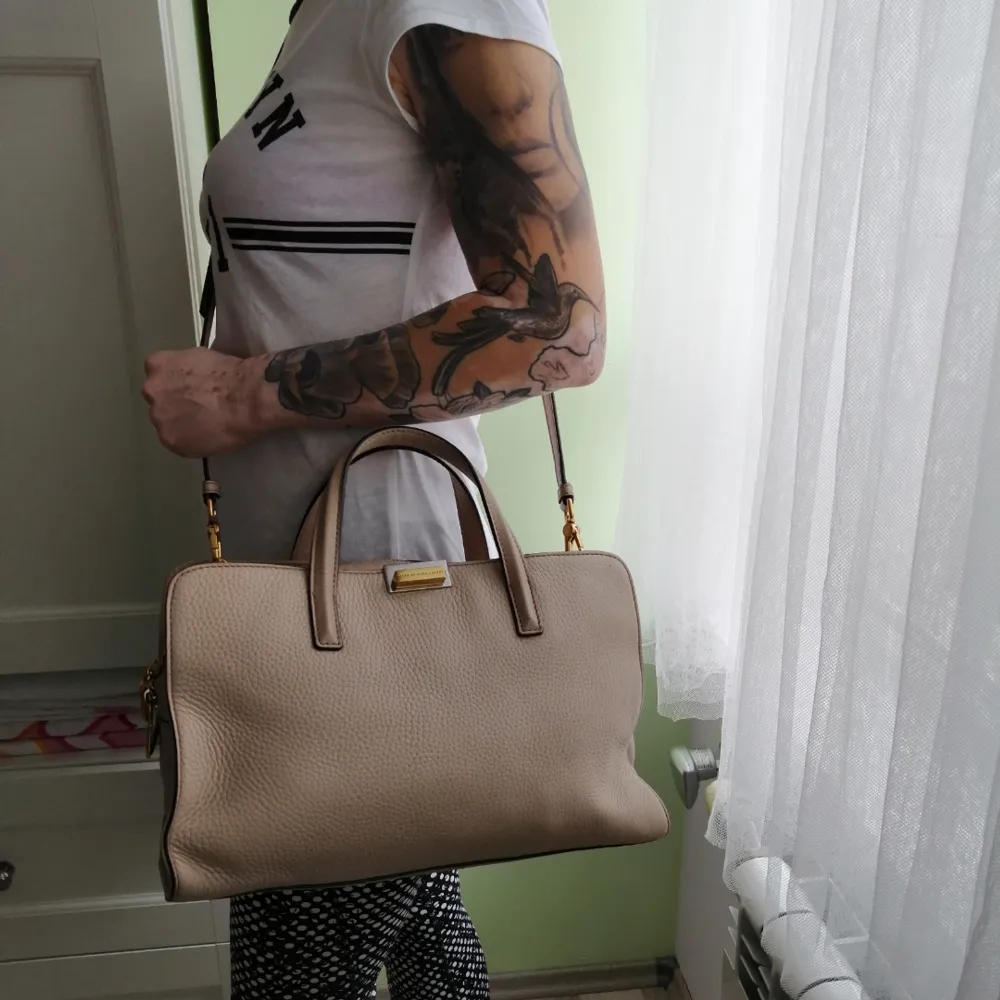 Marc by Marc Jacobs Shoulder Bag, excellent condition, dustbag, authentic, size 35x20x14cm, color beige, write me for more info and pics  🙂. Väskor.