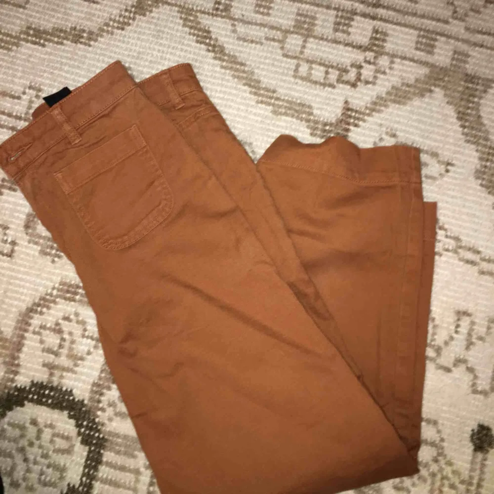Ett par skitsnygg brunaktiga byxor från Monki. Köpta i somras men endast använda ett par gånger. Frakt tillkommer!🥰🤪. Jeans & Byxor.