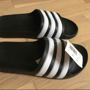  - Coola och helt oanvända adidas Slippers. Lappen sitter kvar. Köpare står för frakt eller så möts vi på söder. 