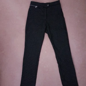  - Rutiga byxor från H&M. Använda ett par gånger men är i gott skick!  Strl 38. Säljs på grund av att dom inte kommer till användning.