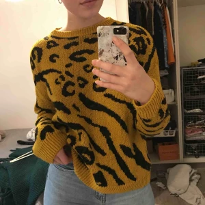  - Säljer denna tröja från asos! I storlek 36! Kan mötas upp eller frakta men köparen står då för frakten!!