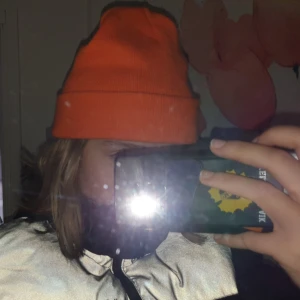  - Säljer en orange monki mössa i bra skick! Super cool och sitter snyggt men sälger pga. kommer inte till andvänding:) Kan mötas i sthlm eller frakt på 20kr