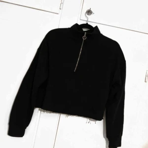  - Croppad tröja, väldigt skön men knappt kommit till användning tyvärr, finns att hämta i Trollhättan men kan också fraktas 🌼