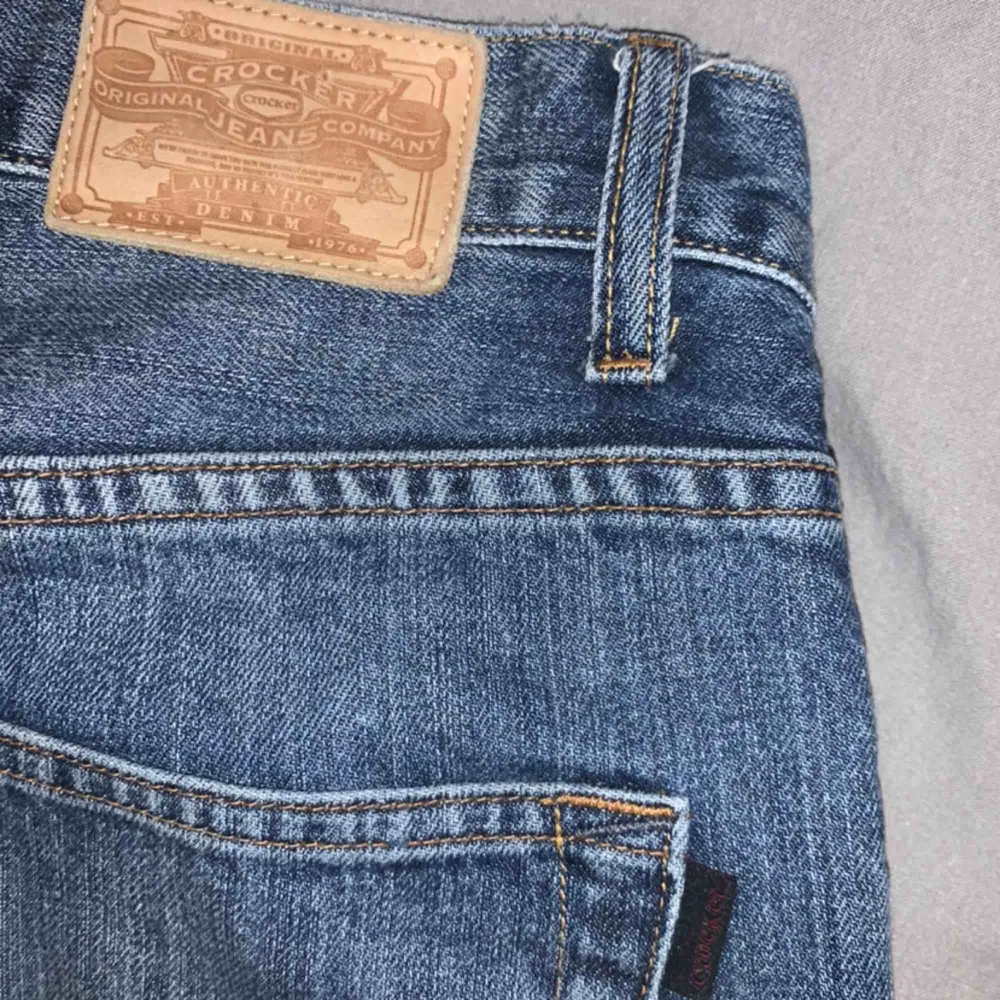 Crocker Jeans mörkblå. Lågmidjade straight. Liknar mer 30 i längden. Modell 312. Jeans & Byxor.