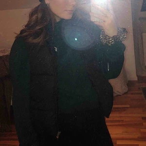  - säljer en oanvänd ( endast använd på dessa bilder )väst från märket NafNaf då den är för liten för mig!! Står M på västen men skulle säga att den passar xs/s!! Suupernicee i vinter med en hoodie under!!!🥰🥰🥰