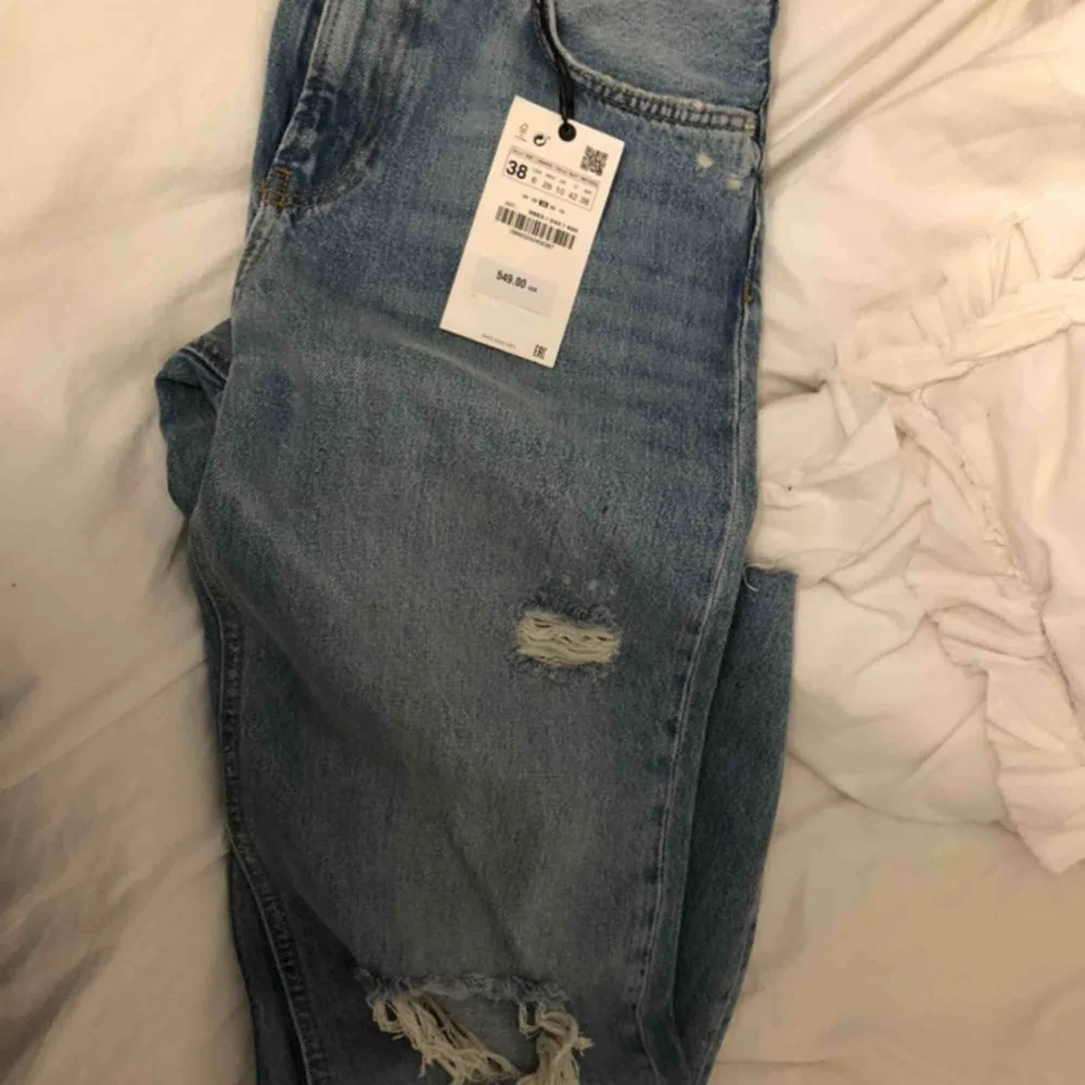 Säljer mina sjukt snygga och populära zara jeans som är slutsålda överallt!💞 helt nya med prislapp kvar då jag beställde hem dubbla! Buda på☺️ köparen står för frakten. ❗️SÅLDA❗️. Jeans & Byxor.