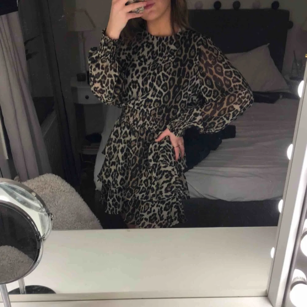 Jättefin oanvänd leopard klänning från Gina Tricot. Den är figursydd med resårband och kan även användas som en ”kjol”. Kan mötas inom Stockholm eller frakta för 10 eventuellt 66 för spårbart paket:). Klänningar.