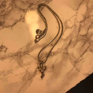  - Ett jätte fint halsband med en ängel på använt några gånger men jätte fint fortfarande kostar 20 kr + frakt 28 kr ❤️