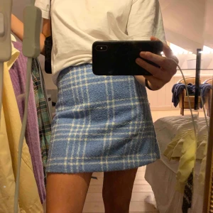  - ⚡️⭐️Säljer min ascoola kjol från monki pga har en likadan. Använd 1-2 gånger så skulle klassa den som nyskick. Frakt ingår ej, möts gärna upp!💞