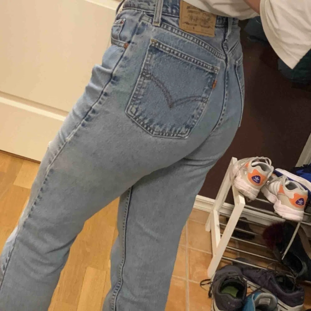 Såå snygga stentvättade Levi’s 501 crop jeans, egentligen är längden 32 men har klippt dom till typ 30 (är 162cm) och klippt slits så dom är supersnygga till klackar men även till sneakers!!. Jeans & Byxor.