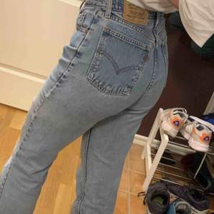 Såå snygga stentvättade Levi’s 501 crop jeans, egentligen är längden 32 men har klippt dom till typ 30 (är 162cm) och klippt slits så dom är supersnygga till klackar men även till sneakers!!