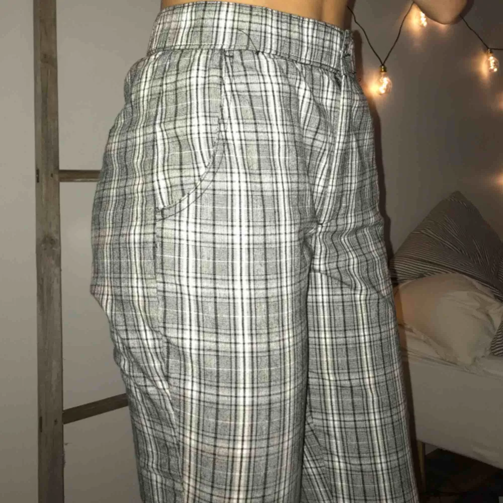 Rutiga kostymbyxor från Hollister, köpta i New York förra sommaren. Användes nån gång i somras, använder aldrig mer då dom är för korta för mig 😢💥🤩 Jag är en S/36 och är 175cm lång. Frakt: 50kr. Jeans & Byxor.