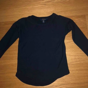  - Marinblå Ralph Lauren tröja från Kidsbrandstore!🤩 Inslag av glitter, säljs pga för liten😊