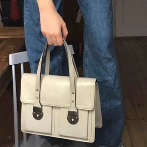  - Söt beige handväska i superskick! Köpt i vintagebutik men ser ut som ny! Har två lås så den är väldigt säker för snatteri också💕💕