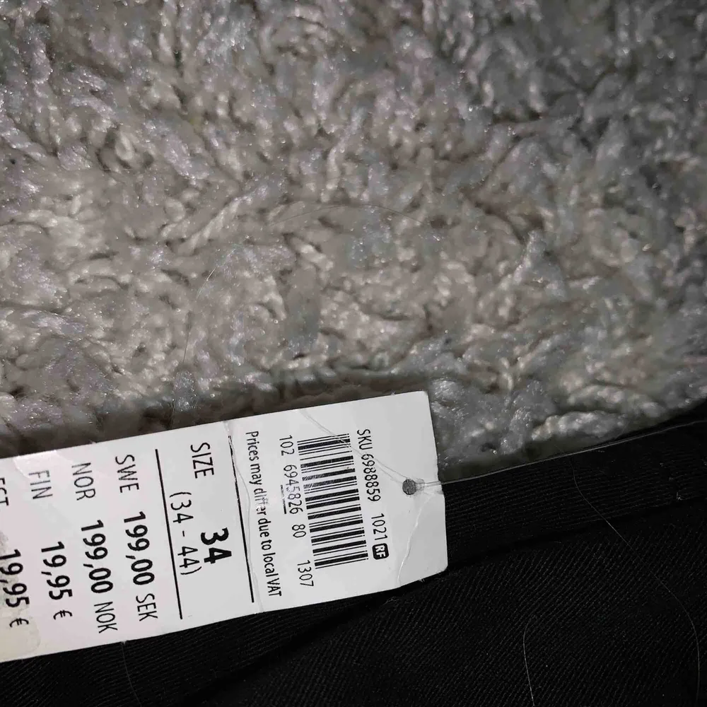 Jeans är helt vanliga svarts från Lindex. Helt oanvända då även prislappen sitter kvar.  Köparen står för frakten . Jeans & Byxor.