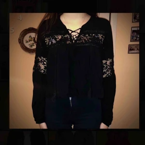  - Svart top från forever 21, strl S. Oanvänd, prislapp finns kvar. Fri frakt 