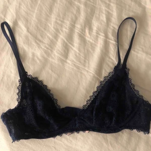  - Mörkblå bralette med byxel. Lite genomskinlig. Från Victoria secret. Aldrig använd