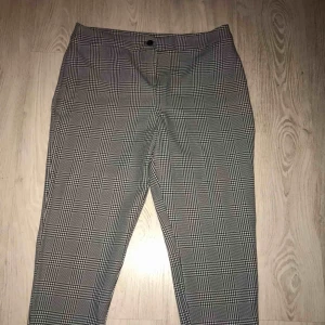  - Aldrig använda rutiga byxor från Boohoo.  Storlek : 42 petite.  Grå/vit  100 kr + frakt 😌