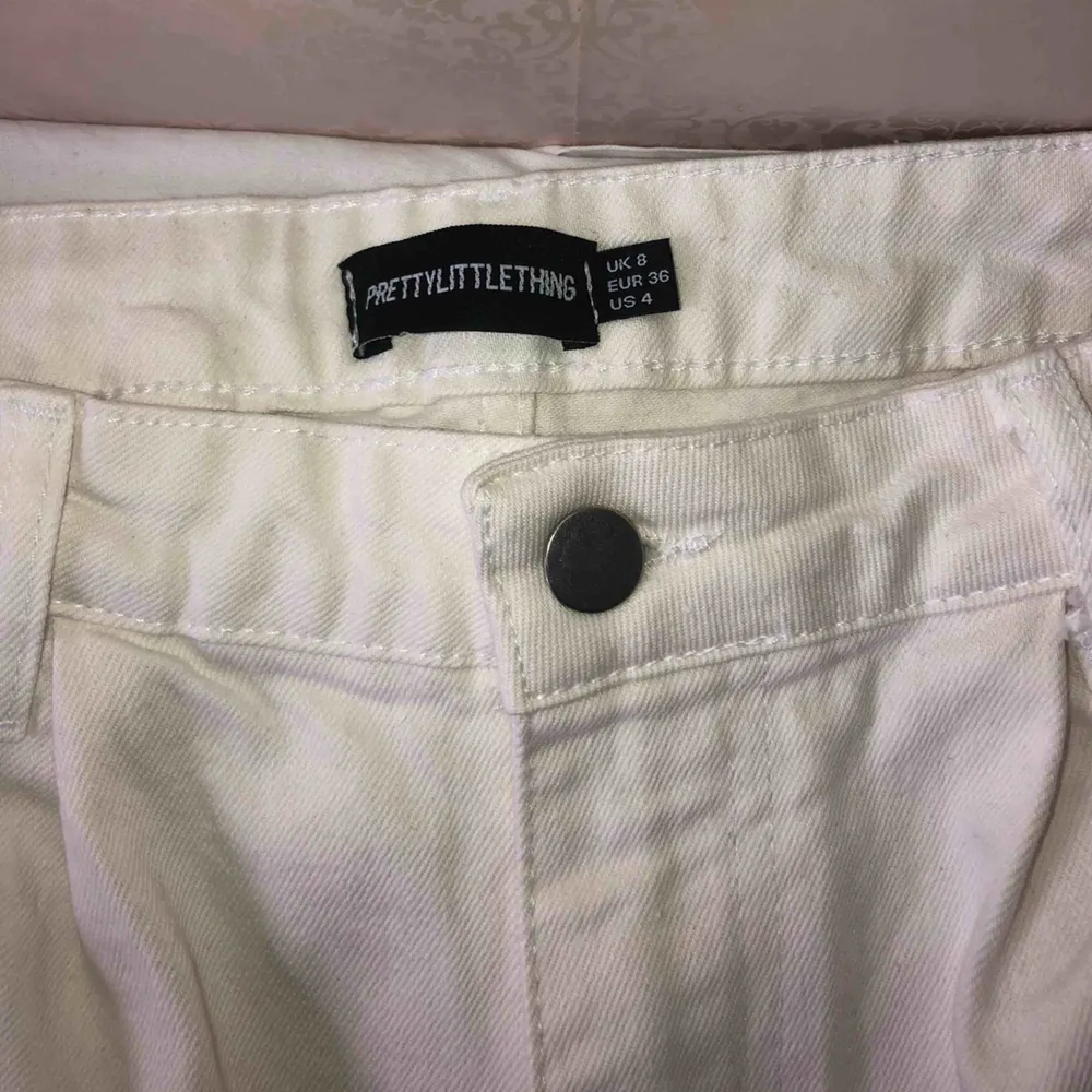 Vita mom jeans från PrettyLittleThing som är knappt använda. Passar perfekt om man har smalare midja och stor underdel. . Jeans & Byxor.