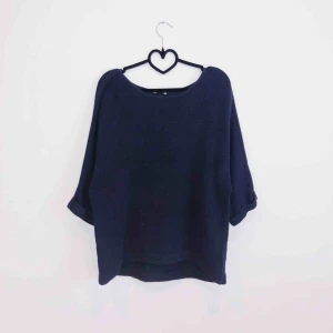  - Stickad tröja i marinblå! Jätteskönt material. Stl M men passar även S💕