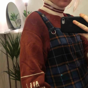  - Hängselklänning från Monki. Fin till sommarn men även nu på senhösten:) 