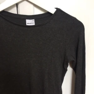  - Grå långärmad. Plus frakt. Betalning via swish.