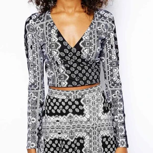  - Så snygg mönstrad långärmad croptop i svart och vitt från ASOS. Aldrig använd med tags kvar! 