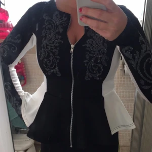  - Oanvänd topp, har en liten fläck på ena skuldran som knappt syns. 