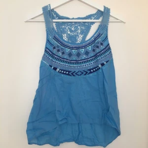  - Linne från H&M med fina detaljer, mycket bra skick! Passar XS-S. 