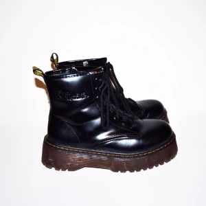  - Boots i storlek 36  Med rutigt innerfoder!  Mycket bra skick! Säljes då de inte är min storlek! 