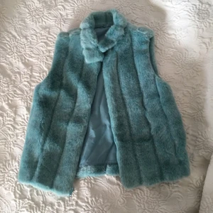  - Skitsnygg fuskpälsväst. Säljes pga för liten 130 kr pp / mötas i Sthlm 