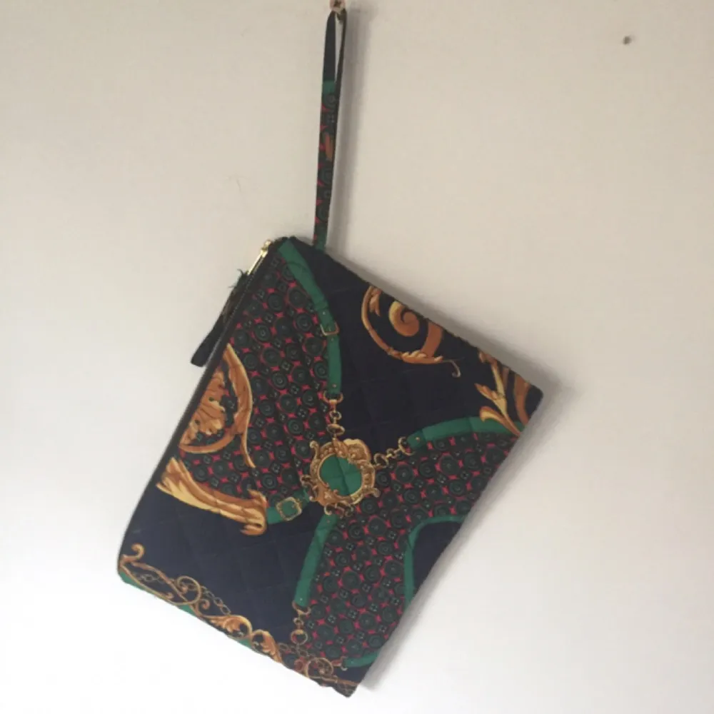 Kuvertväska från Beyond retro, quiltat vadderat tyg med mörkgrönt innerfoder. Passar tperfekt som fodral till iPad eller liten laptop, eller som liten handväska. . Väskor.